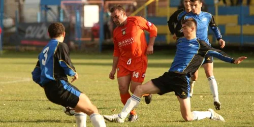 Ciolănel (nr. 14) a ieşit accidentat de pe teren Foto: Stelian Grăjdan