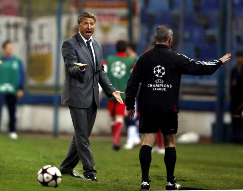 Petrescu a fost nervos inclusiv pe arbitri.
