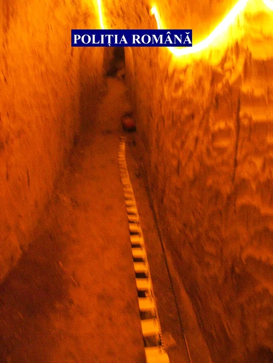 Tunelul are o lungime de 40 de metri şi e prevăzut cu sisteme de iluminarefoto: Poliţia Română