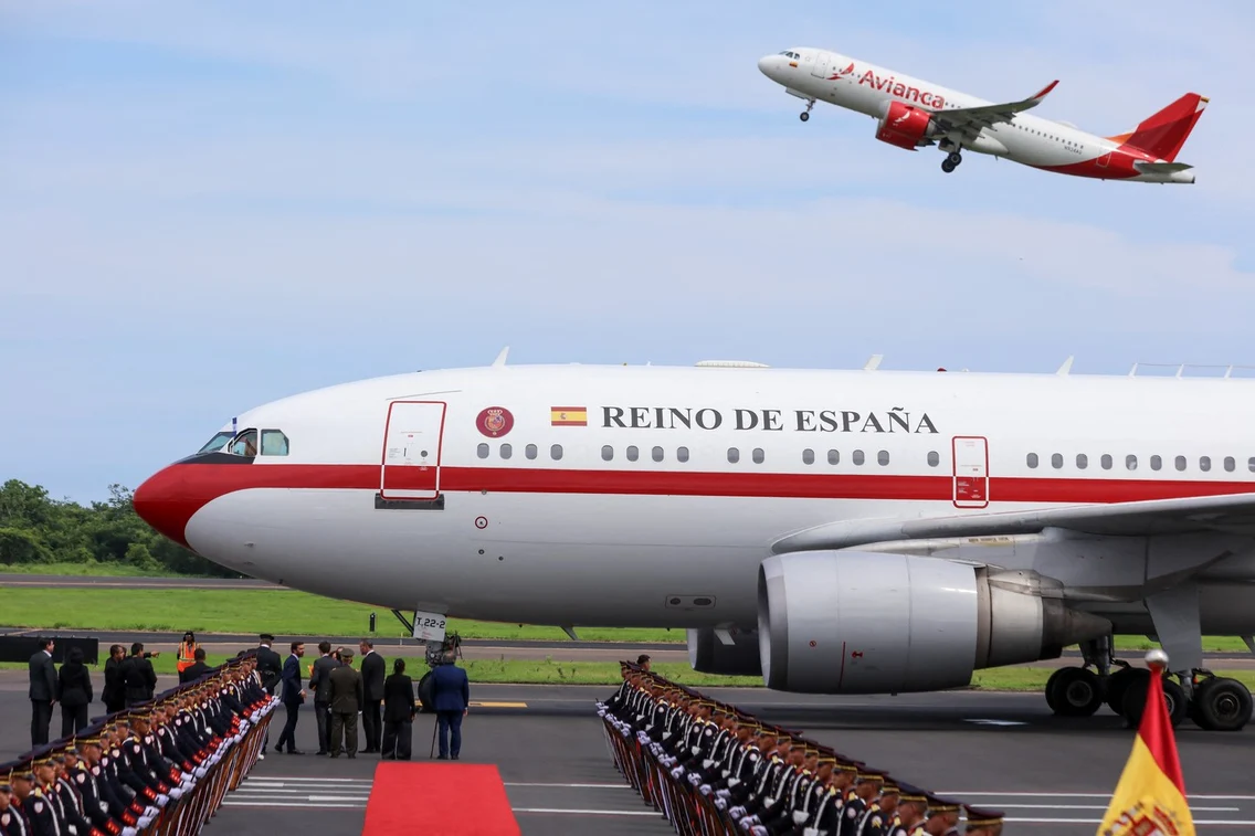 Avionul de lux Airbus cu care călătoresc Regele Felipe și Regina Letizia. FOTO: Profimedia