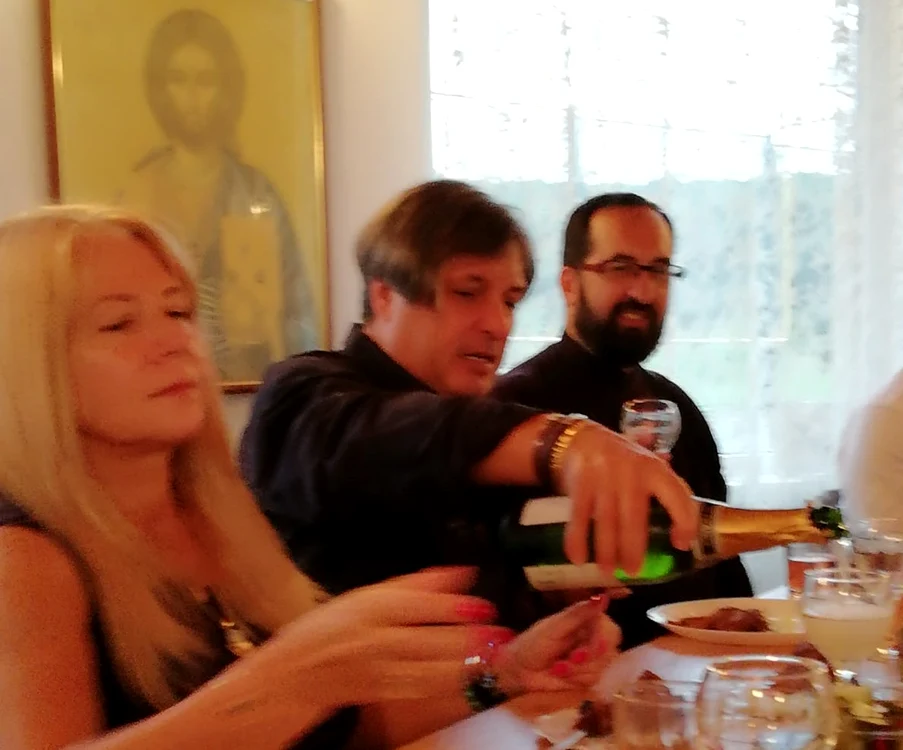 
    Viviana Măntoiu și Cornel Galeș, la masa festivă a logodnei lorfoto: arhivă personală  
