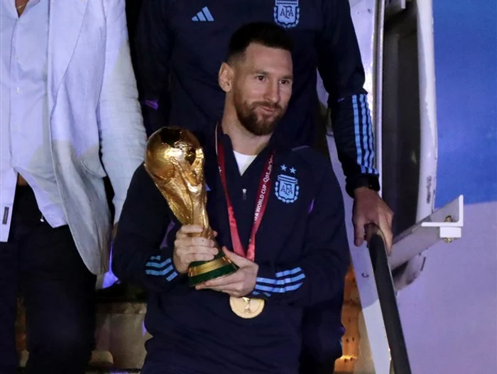 Lionel Messi aducând Cupa Mondială la Buenos Aires. Foto EPA EFE