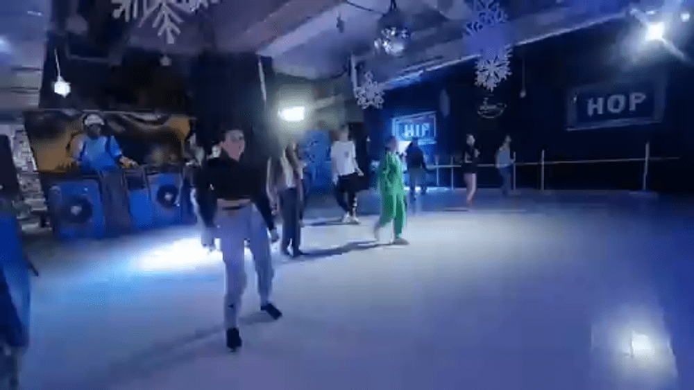 Alexia, tânăra cu braţele replantate, zâmbitoare şi plină de viaţă pe ringul de dans VIDEO