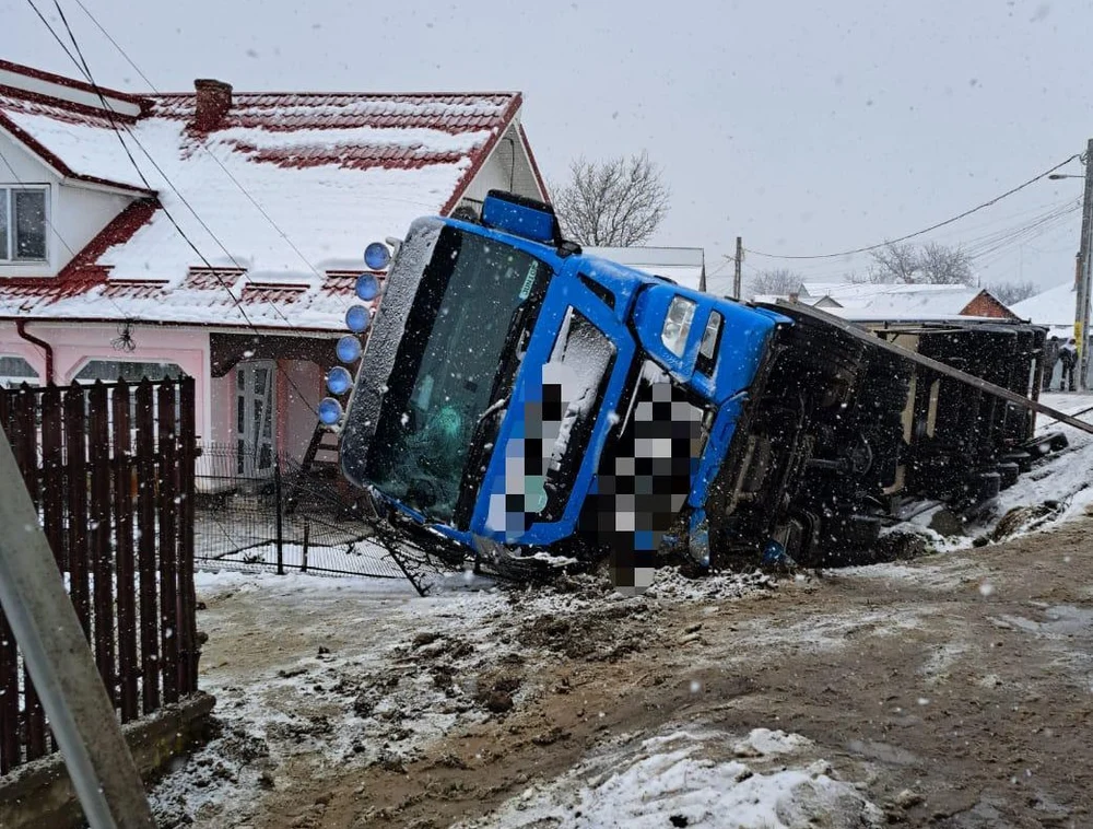 TIR răsturnat în curtea unei case de pe DN15B, în Neamț. Șoferul şi pasagera lui au văzut moartea cu ochii