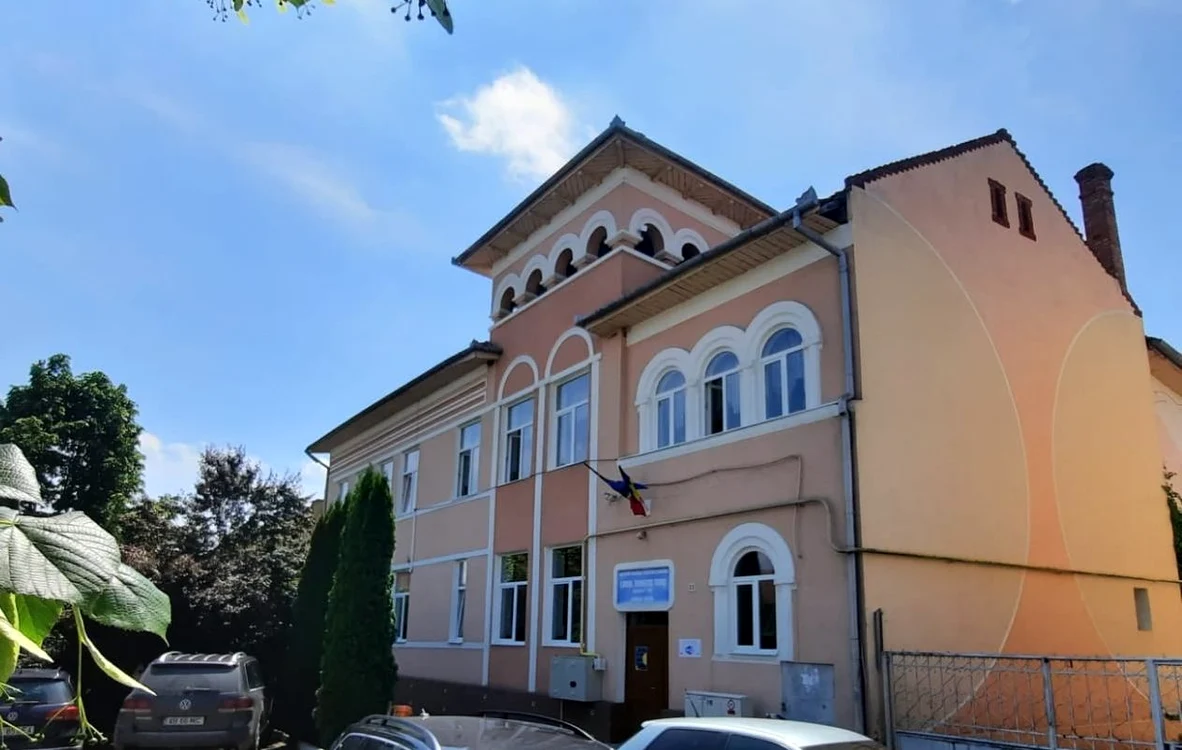 Eleva este înscrisă la Liceul Teoretic Teiuș, care are și clase primare FOTO Facebook