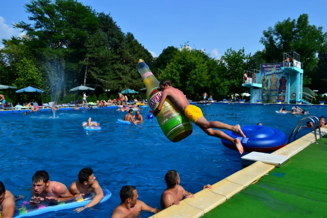 În ştrandul din Roşiori săriturile în bazin sunt permise foto: Claudiu Dumitrache