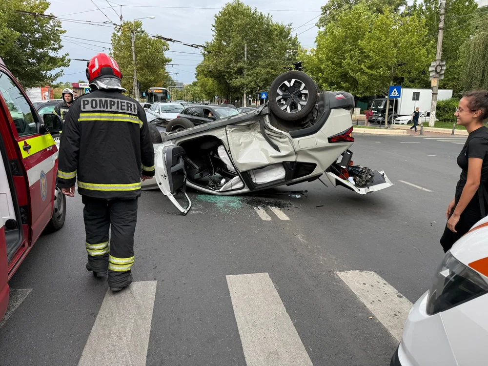 Accident grav în Sectorul 3: șofer transportat la spital după ce s-a răsturnat cu mașina