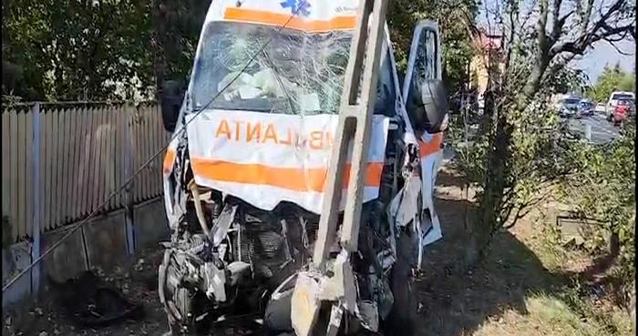 Accident cu albulanța. FOTO C.S.