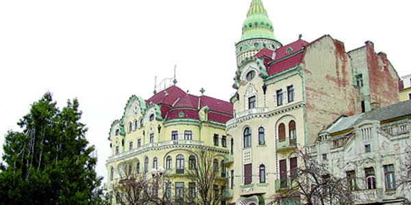 Forma palatului a fost concepută după modelul marilor complexe arhitecturale din străinătate