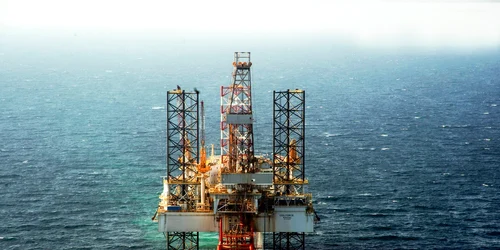 Platformă de foraj marin în Golful Persic, Iran - petrol FOTO Profimedia 