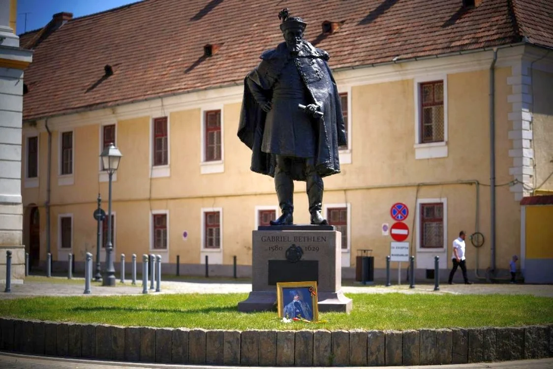 Statuia lui Bethlen Gabor şi portretul lui Avram Iancu. Foto: alba24.ro