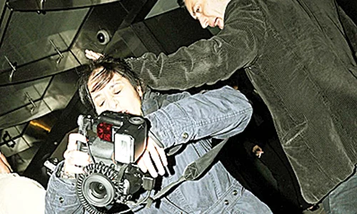 Şi ei văd roşu când se întâlnesc cu paparazzi jpeg