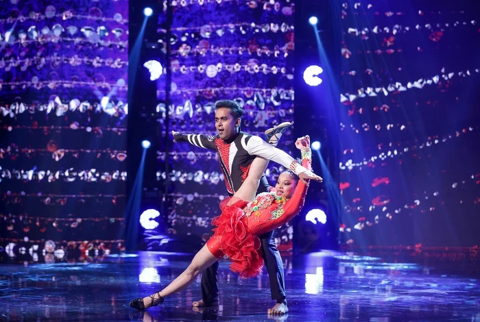 Doi dansatori într-o poziție acrobatică, la Românii au talent