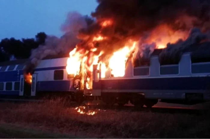 
    Un tren cu 100 de pasageri a luat foc în Teleorman  