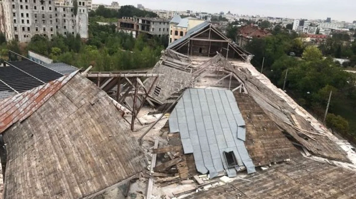 O bucată din acoperișul fostei fabrici de bere Rahova, smulsă de vânt / FOTO jpeg