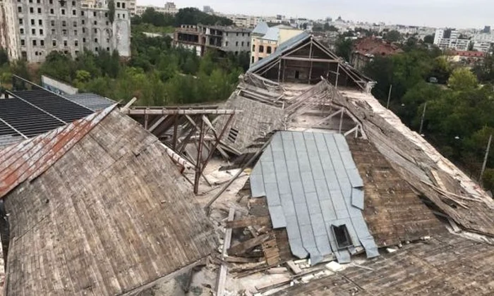 O bucată din acoperișul fostei fabrici de bere Rahova, smulsă de vânt / FOTO jpeg