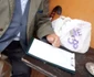 Campanie de semnături strânse de PSD în satul Zmeurătu - Stoeneşti din Vâlcea în pandemie fără distanţare socială - 19 iulie Foto Dorina Gheorghe