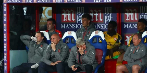 Managerul echipei Arsenal Arsene Wenger stă supărat pe bancă în timpul meciului din Premier League între Crystal Palace şi Arsenal la Selhurst Park în Londra Anglia FOTO Guliver / Getty Images Clive Rose