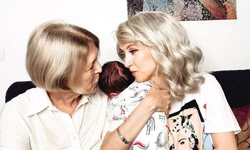 Andreea Bălan este ajutată de mama ei în creșterea micuțelor sale  jpeg
