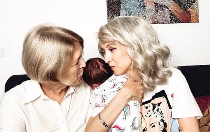 Andreea Bălan este ajutată de mama ei în creșterea micuțelor sale