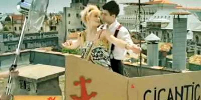 Paul Ipate şi Adina Blaj: parodie după „Titanic“ pentru Vodafone