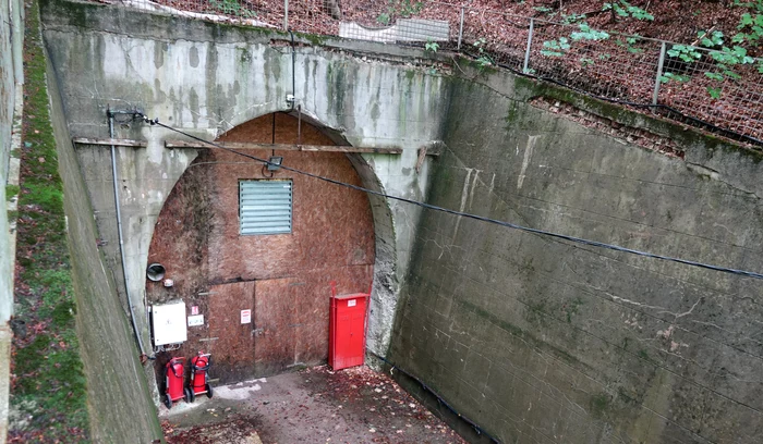 Tunelul Izvor, intrarea dinspre Sinaia. Sursa: Wikipedia