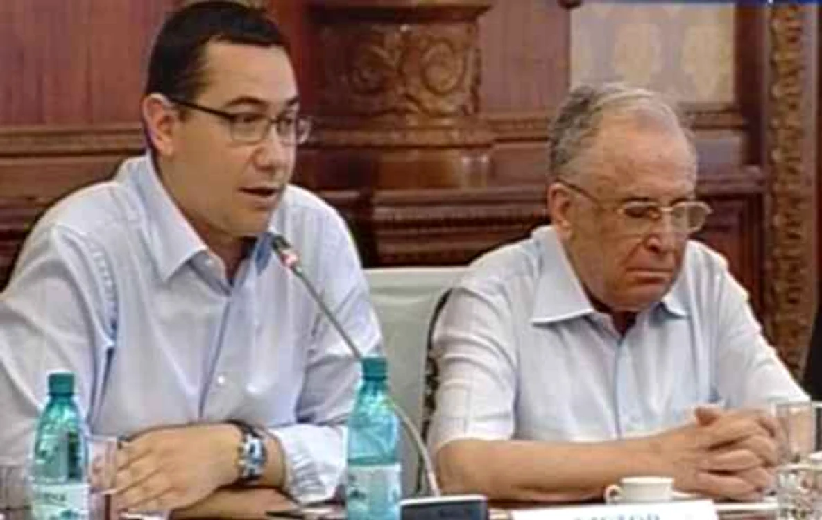
    Ion Iliescu a aţipit când Victor Ponta îşi ţinea discursul. (captură video)  