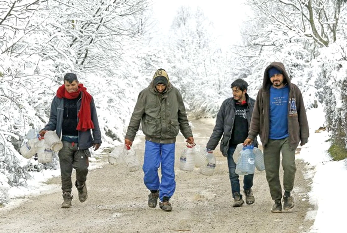 
    Sute de emigranţi  au fost prinşi în  ”ţara nimănui” de  închiderea graniţelor  din EuropaFotografii: EPA-EFE/Shutterstock  