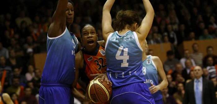 Tina Thompson (centru) a luat multe coate de la rusoaice