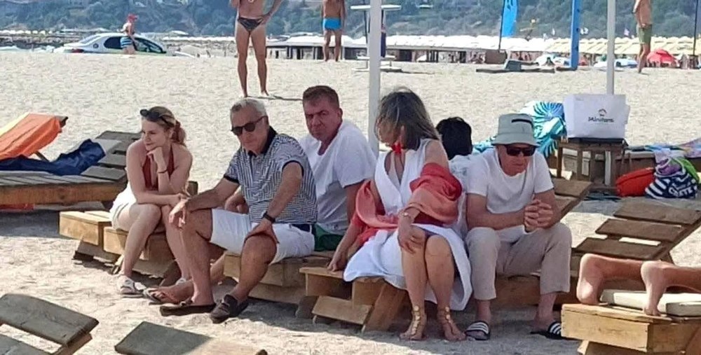 Din noroiul de la Broșteni, direct pe nisipul de la Marea Neagră. Călin Georgescu, la relaxare pe o plajă din Constanța
