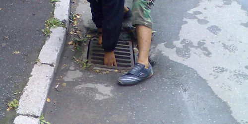 Minorul furase un capac de canalizare 