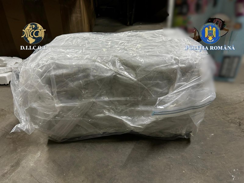 Cantități industriale de droguri într-o fabrică ilegală din Cluj: 20.000 de colete dopante pregătite de „chimistul” grupării 