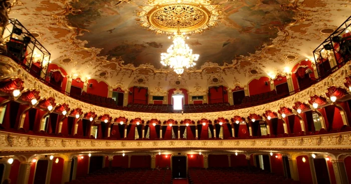 Imagini cu Teatrul Naţional refăcut