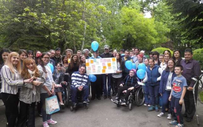 Zeci de persoane cu handicap şi aparţinători au participat la acţiunea din Parcul Central