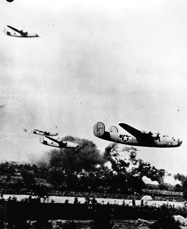 Avioane B-24 Liberator la altitudine joasă 