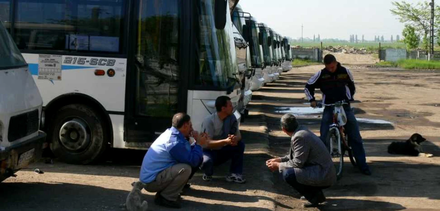 Autobuzele stau degeaba, de şase zile, la sediul societăţii Braicar FOTO Arhivă Adevărul