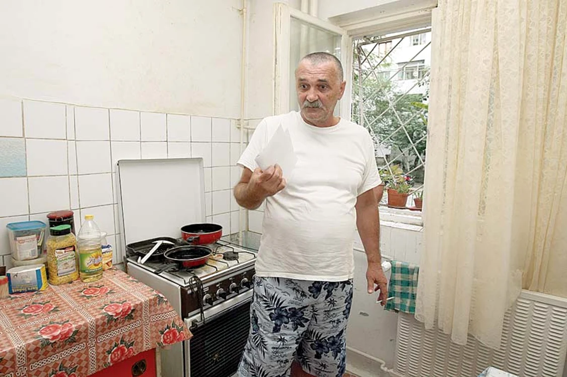Vasile Vâlcan locuieşte cu  chirie într-un apartament  din cartierul bucureştean  Giuleşti