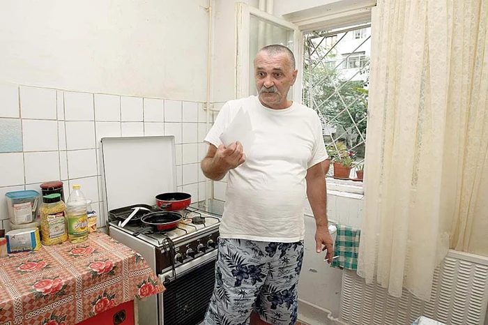 Vasile Vâlcan locuieşte cu chirie într-un apartament din cartierul bucureştean Giuleşti