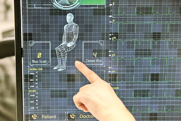 Datele pacientului apar pe ecran sub formă de electrocardiogramă