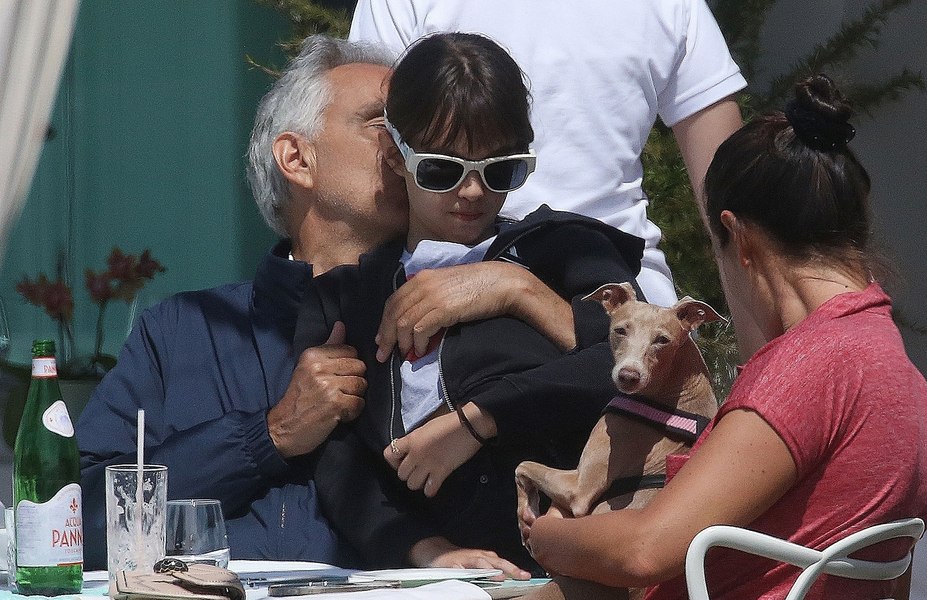 Andrea Bocelli, surprins la plajă, cu familia. Cum l-au fotografiat paparazzii | GALERIE FOTO