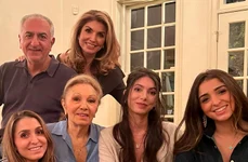 fosta Împărăteasă Farah Diba Pahlavi a Iranului cu fiul său, Prințul Reza, nora Yasmine și nepoatele Farah, Noor și Iman Pahlavi   Instagram (2) jpg