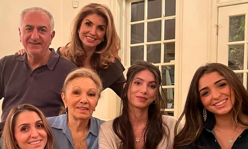 fosta Împărăteasă Farah Diba Pahlavi a Iranului cu fiul său, Prințul Reza, nora Yasmine și nepoatele Farah, Noor și Iman Pahlavi   Instagram (2) jpg