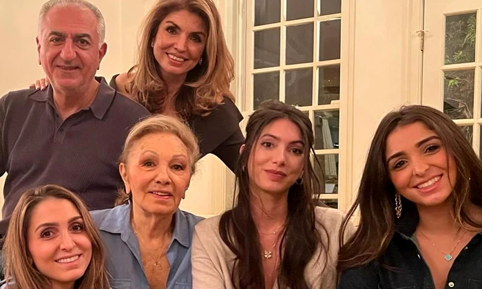 fosta Împărăteasă Farah Diba Pahlavi a Iranului cu fiul său, Prințul Reza, nora Yasmine și nepoatele Farah, Noor și Iman Pahlavi   Instagram (2) jpg