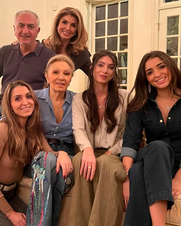 fosta Împărăteasă Farah Diba Pahlavi a Iranului cu fiul său, Prințul Reza, nora Yasmine și nepoatele Farah, Noor și Iman Pahlavi   Instagram (2) jpg