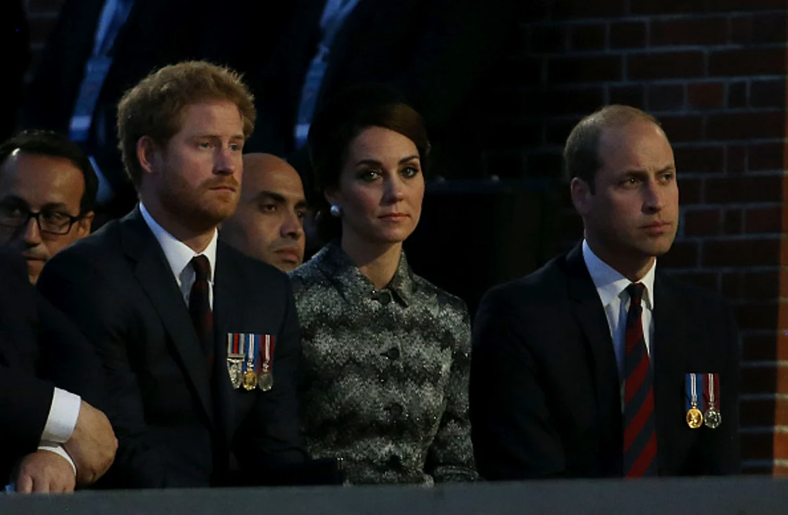 
    Ducele și ducesa de Cambridge și Prințul Harry au participat la priveghiul ținut în memoria celor căzuți la datorie la SommeFoto Getty  