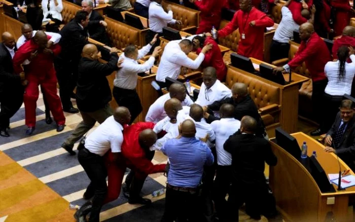 Parlamentarii recalcitranţi au fost evacuaţi cu forţa din plenul legislativului de la Cape Town