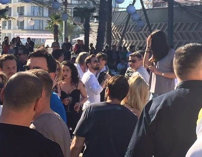 Dani Oțil a preferat tot albul pentru petrecereade pe plajă