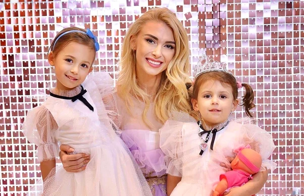 Andreea Bălan alături de fiicele sale 