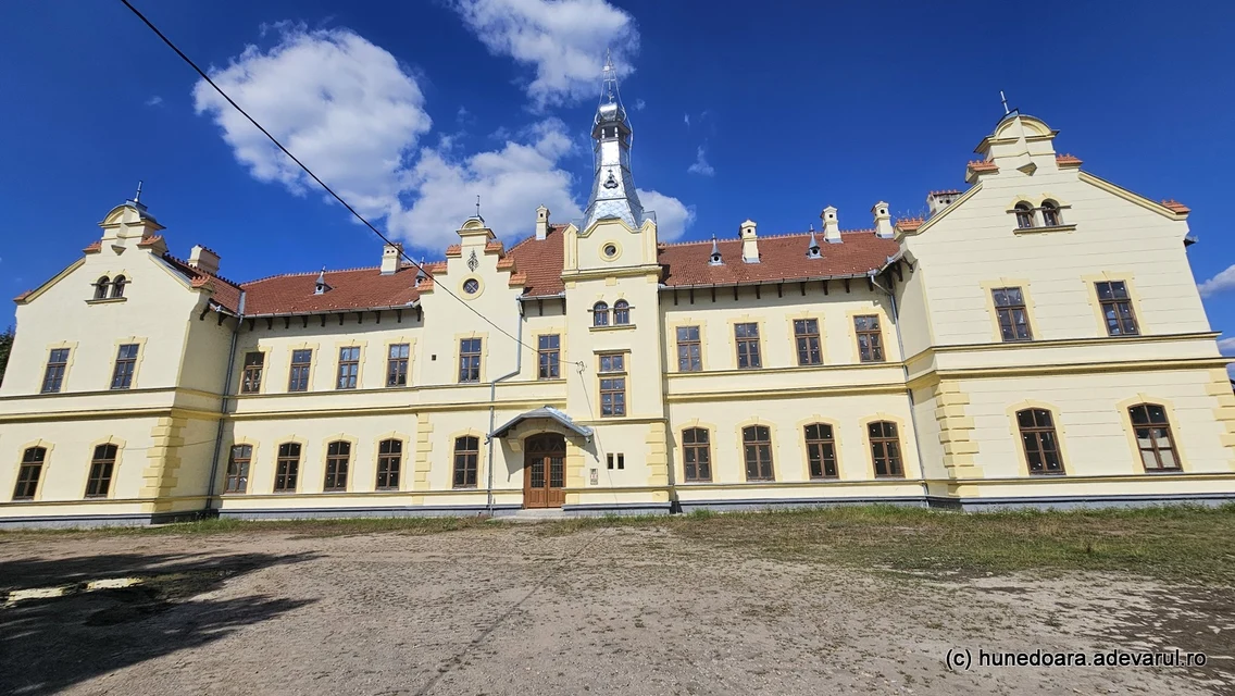 Gara municipiului Brad și anexele sale  Foto Daniel Guță ADEVĂRUL (20) jpg
