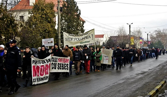 Marş de protest la Sebeş împotriva poluării de la Kronospan Sebeş